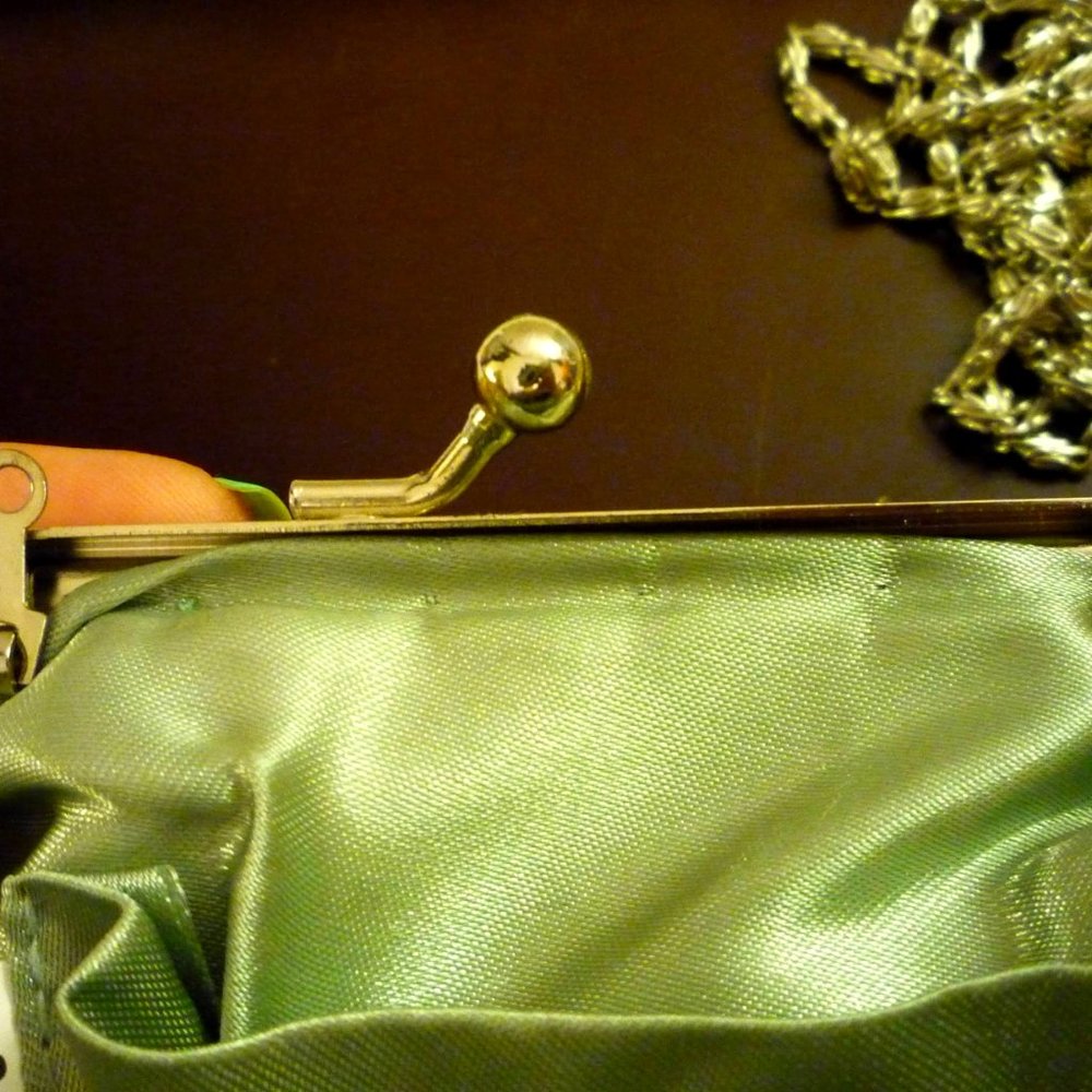Vintage green soft satin beaded snap closure crossbody chain strap lined purse - Picture 6 of 8